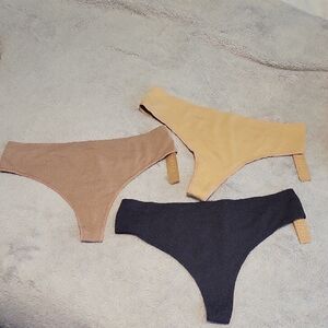 NWT SKIMS THONG SET OF 3